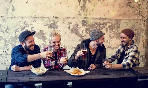 Amigos beber cerveza artesanal — Foto de Stock