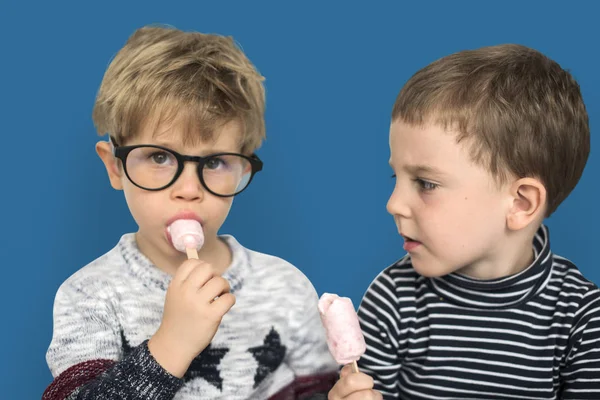 Meninos bonitos comendo sorvete — Fotografia de Stock