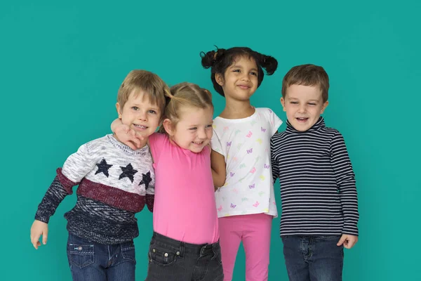 Beaux enfants câlins en studio — Photo