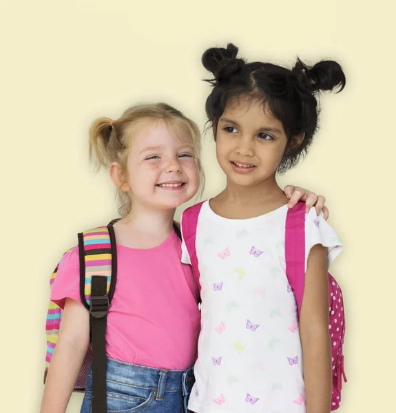 Adorável meninas pré-escolares com mochilas — Fotografia de Stock