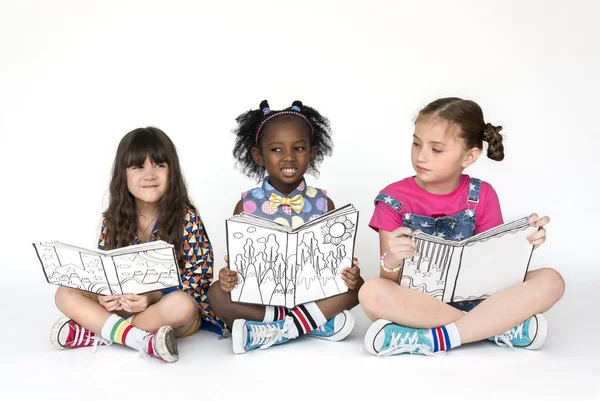 Enfants d'origine ethnique mixte avec des livres — Photo