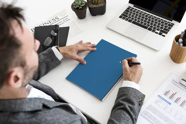 Homme travaillant à table — Photo