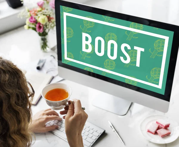 Woman drinking tea at workplace — Stock Photo, Image