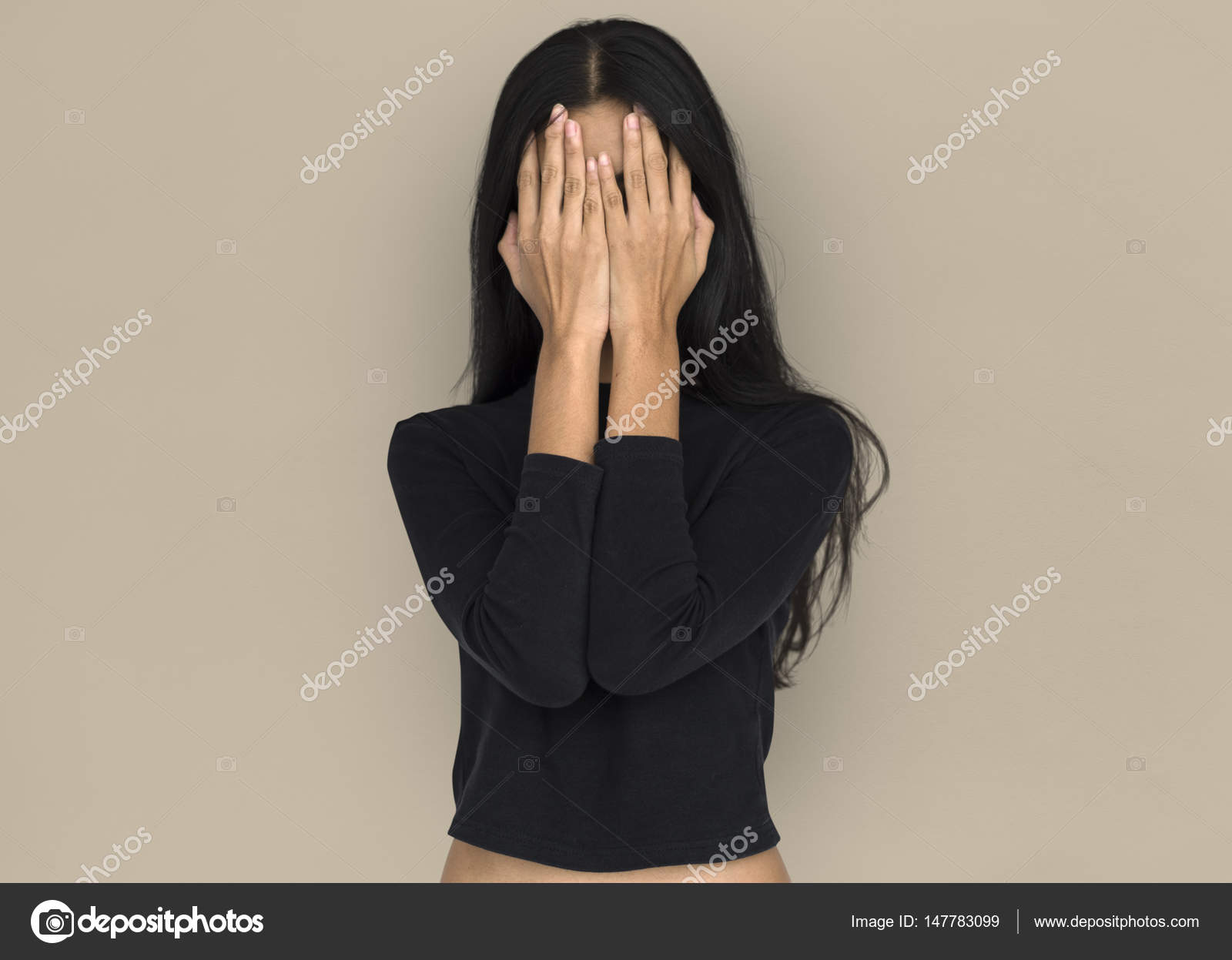 Не прикрытая голова. Девушка сидит в отчаянии. Не прикрытая голова. Не прикрытая голова. Плачущая женщина на белом фоне.