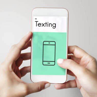 Cep telefonu ellerinde.