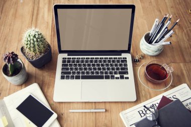 çalışma alanı tablo açılan laptop