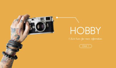 dövmeli elinde kamera