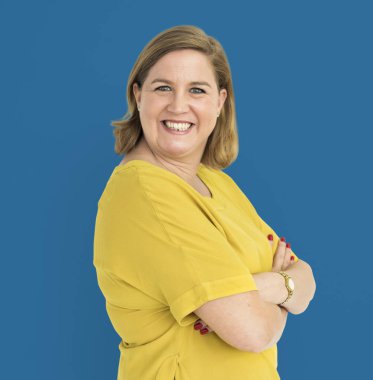 Olgun gülümseyen kadın