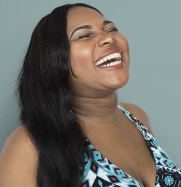 Afrikalı kadın stüdyoda poz