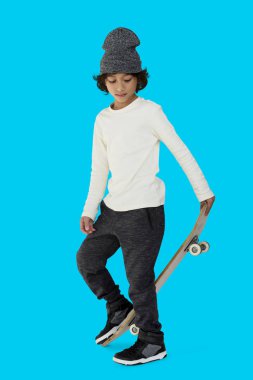 kaykay ile şık çocuk