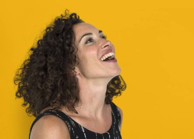 Kıvırcık saçlı Kafkas kadın