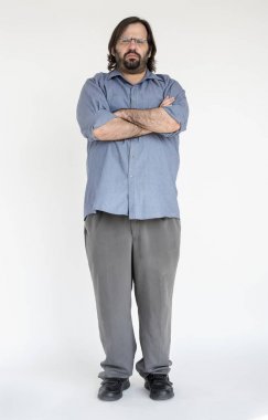 Mavi gömlekli sakallı adam