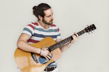 Adam akustik gitar çalıyor. 