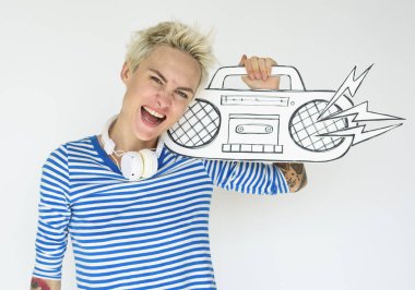 Sarışın kadın stüdyoda poz