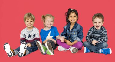 katta oturan mutlu çocuk