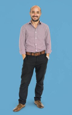 kel adam gülümsüyor 