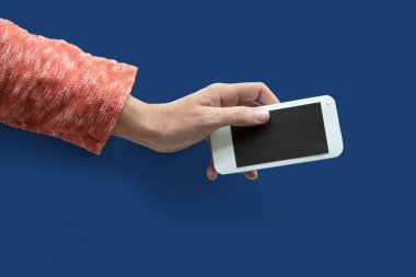 Akıllı telefon tutan kadın  