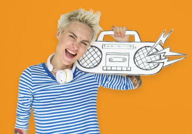 Sarışın kadın stüdyoda poz