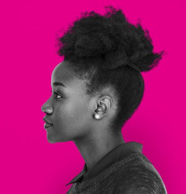 Afrikalı kadın stüdyoda poz