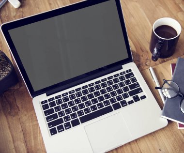 çalışma alanı tablo açılan laptop