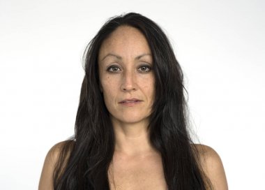 Stüdyoda poz veren beyaz kadın.