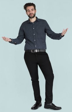 Studio sakallı yakışıklı adam