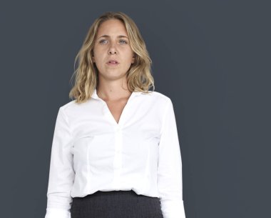 Stüdyoda poz veren iş kadını