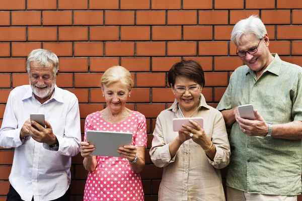 Pessoas idosas usando Tablet — Fotografia de Stock