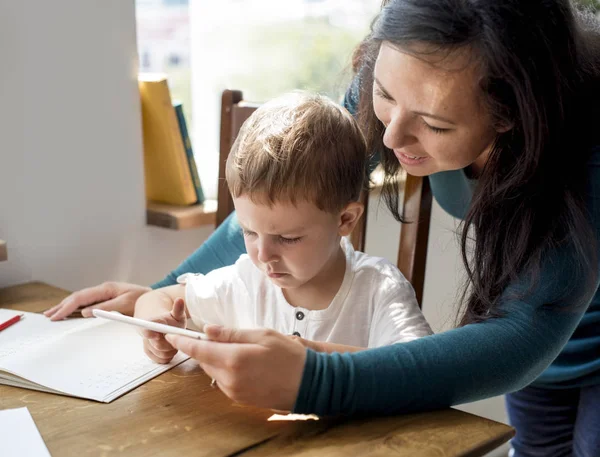 Mor och son spelar på Tablet PC — Stockfoto