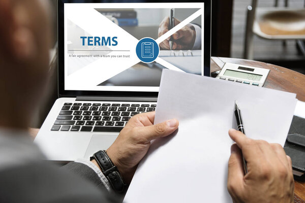 бизнесмен работает над ноутбуком