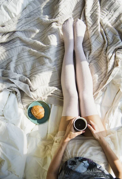 Femme prenant le petit déjeuner du matin — Photo