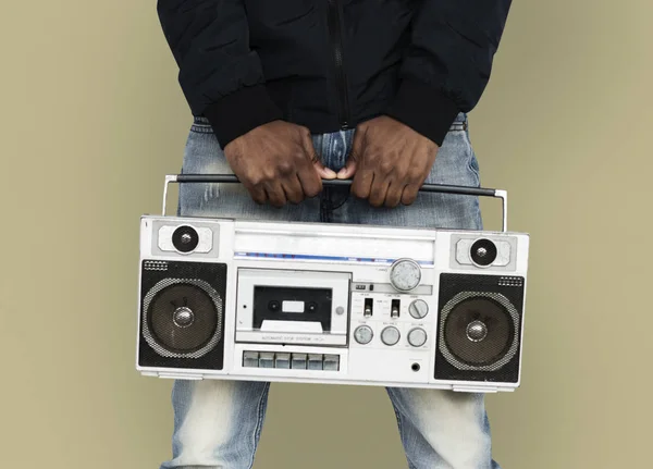 Uomo africano che ascolta musica in boombox — Foto Stock
