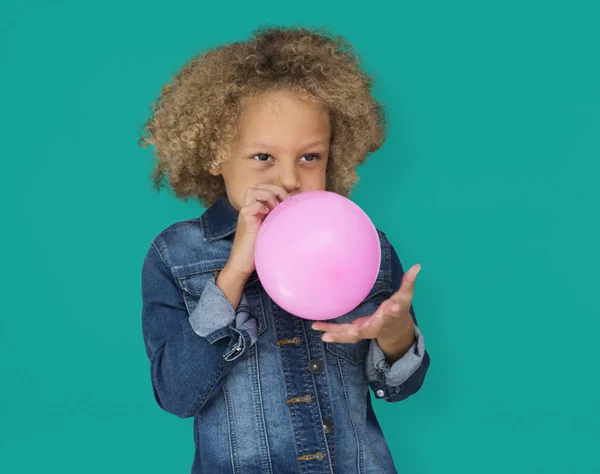 Mischlingsjunge mit Party-Ballon — Stockfoto