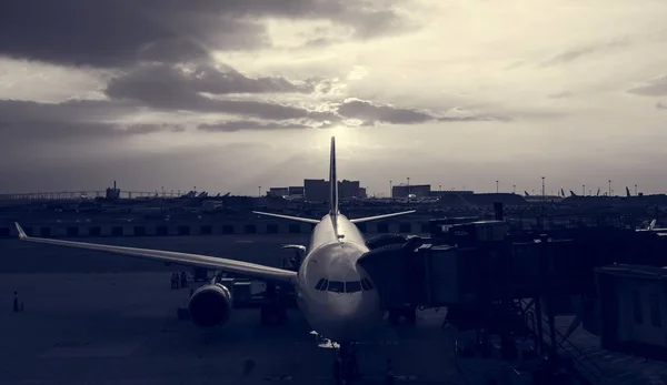 Trânsito Avião no Aeroporto — Fotografia de Stock