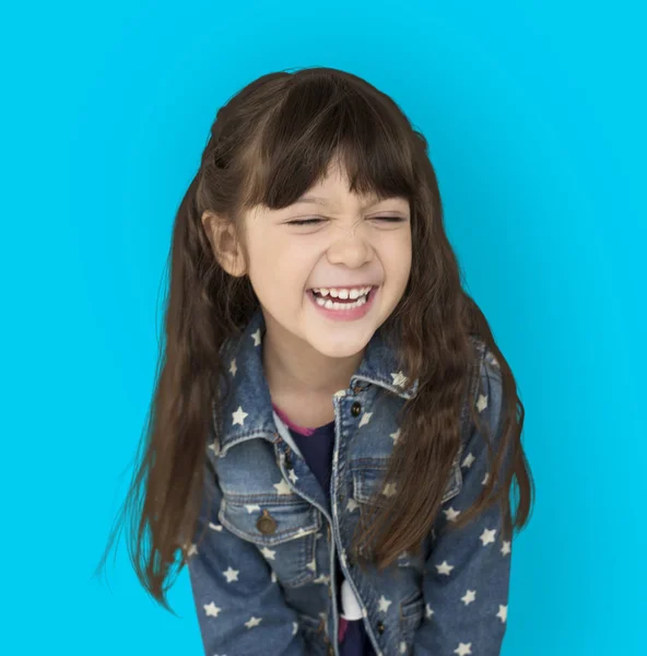 Śmiejąc się mała dziewczynka w studio — Zdjęcie stockowe