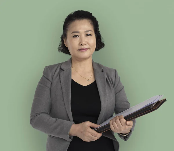 Взрослая азиатская деловая женщина — стоковое фото
