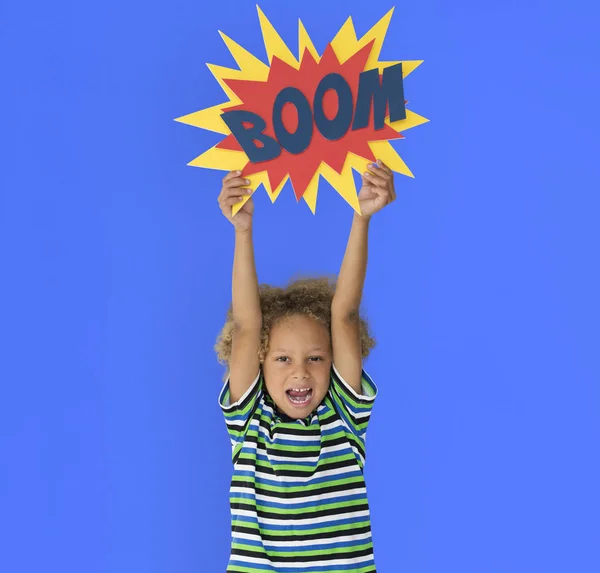 Chlapec s papíru s názvem Boom — Stock fotografie
