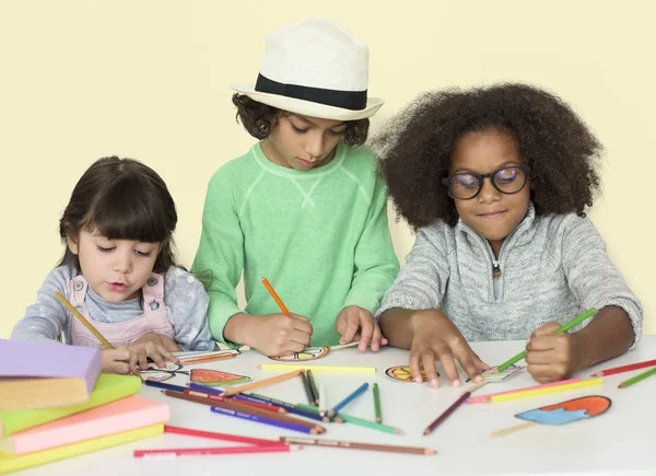 Niños dibujando juntos — Foto de Stock
