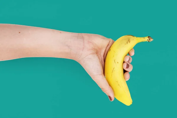 Hand holding banaan — Stockfoto