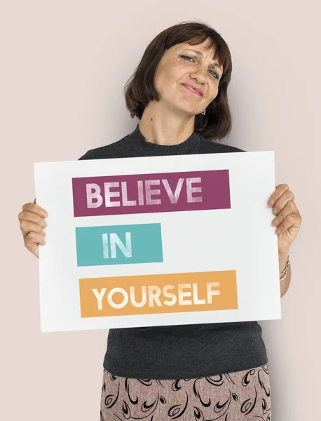 Mulher adulta segurando cartaz — Fotografia de Stock