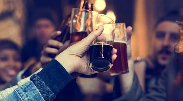 Amigos beber cerveza artesanal — Foto de Stock