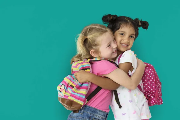 Adorável meninas pré-escolares abraçando — Fotografia de Stock