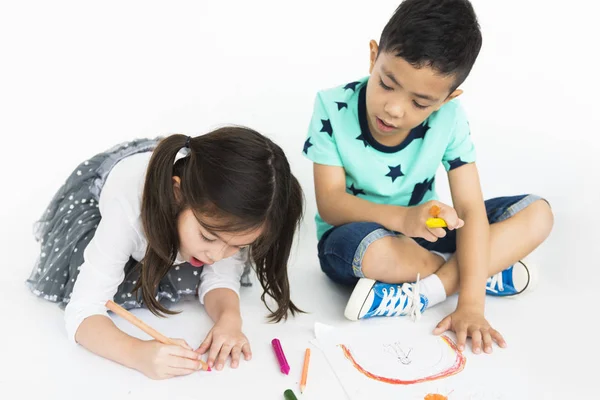 Ceruzával rajzoló gyermekek — Stock Fotó