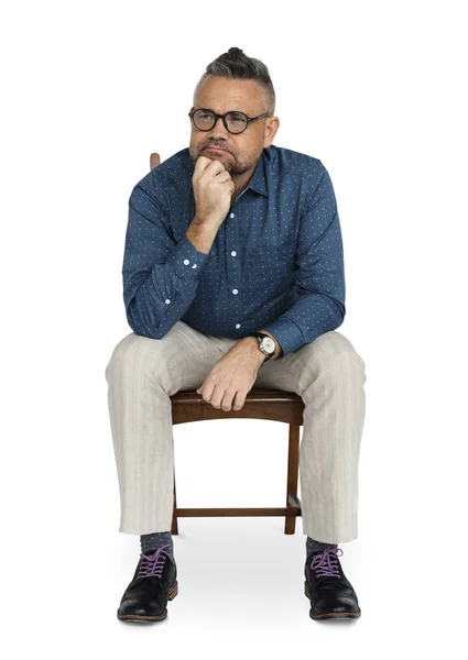 Hombre maduro sentado en la silla —  Fotos de Stock
