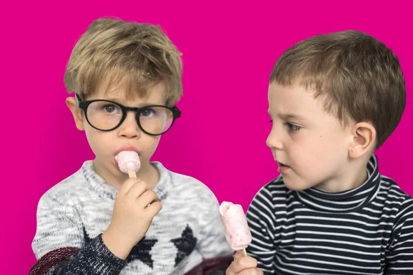 Meninos bonitos comendo sorvete — Fotografia de Stock