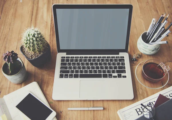 Laptop aberto na mesa do local de trabalho — Fotografia de Stock