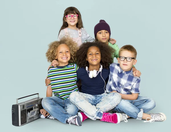 Grupo multicultural de crianças ouvindo música — Fotografia de Stock