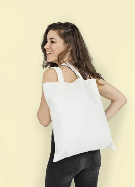 Mujer sosteniendo bolsa blanca — Foto de Stock