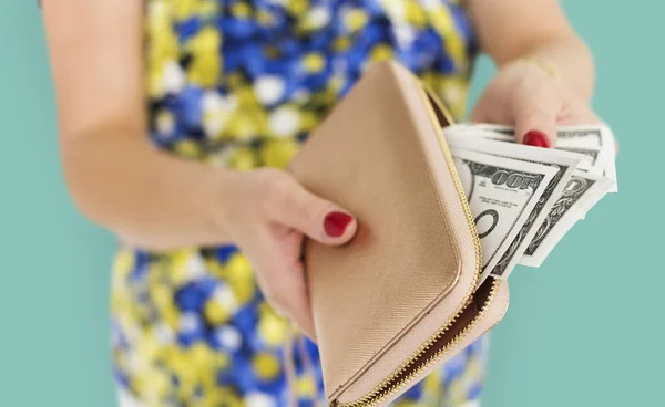 Женщина держит бумажник с деньгами — стоковое фото