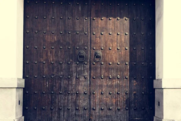 Porta antica nell'edificio — Foto Stock
